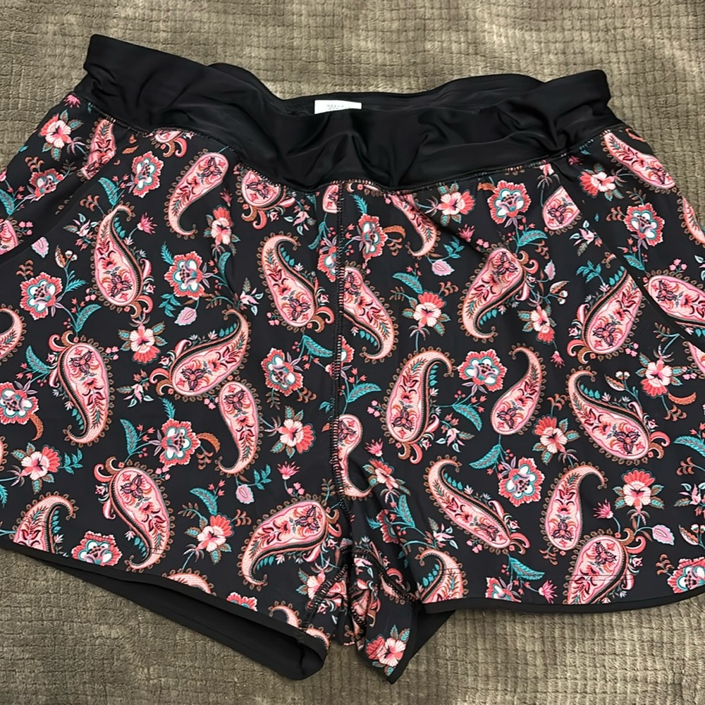 Land’s End 5 inch quick dry board shorts size 14 paisley